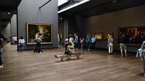 Orsay-Museumsgalerie-Mit-Verschiedenen-Gemälden-Und-Besuchern-Zu-Fuß