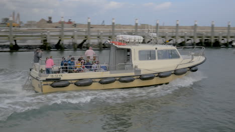 Eine-Pfanne-Eines-Schnellboots-Voller-Touristen,-Um-Robben-Im-Wattenmeer-Zu-Entdecken,-Verlässt-Den-Hafen-Von-Texel-In-Den-Niederlanden