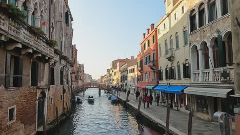 Ponte-De-L&#39;aseo-Y-Lancha-En-El-Canal-Del-Distrito-De-Cannaregio,-Venecia-En-Italia,-Europa