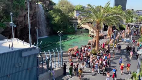 Universal-Studios-Hollywood,-Jurassic-World,-Multitud-De-Turistas-Reunidos-En-El-Recinto-De-Aves-Rapaces