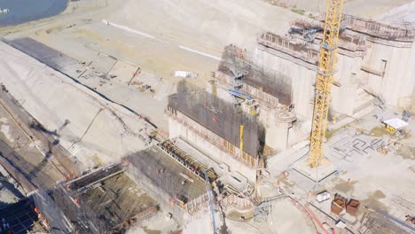 Hombres-Trabajando-En-La-Construcción-De-Hormigón-Y-Acero-Del-Proyecto-Estructural-De-La-Represa-De-La-República-Dominicana-En-Un-Día-Caluroso-Y-Soleado,-Vista-Aérea