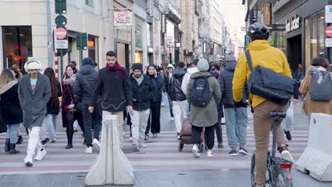 Una-Multitud-Diversa-De-Hombres-Y-Mujeres-Usan-Un-Cruce-De-Peatones-En-Un-Distrito-Comercial-Del-Centro,-Cámara-Lenta