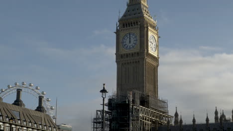 Elizabeth-Tower-Mit-Teilweisem-Gerüst-Vom-Parlamentsplatz-Aus-Gesehen