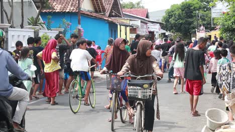 Aldeanos-En-Indonesia-Llenan-Las-Calles,-Aunque-Todavía-Están-En-La-Atmósfera-De-La-Pandemia-De-Covid-19,-Pekalongan,-8-De-Octubre-De-2021