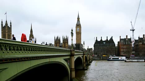 Vista-Hacia-El-Big-Ben-Y-El-Palacio-De-Westminster,-Londres,-Reino-Unido