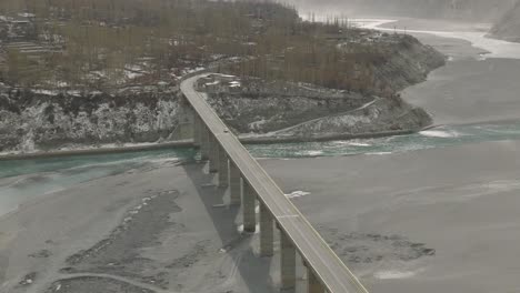 Vista-Aérea-Del-Puente-De-La-Autopista-Karakorum-Sobre-El-Río-Hunza-En-Pakistán