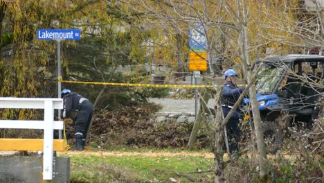 Policías-Que-Aseguran-El-Perímetro-Con-Cinta-Amarilla,-Tiro-De-Mano