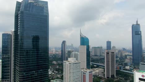 Einzigartige-Schöne-Luftaufnahme-Des-Turm--Oder-Astra-turmwolkenkratzers-In-Der-Stadt-Jakarta-In-Indonesien