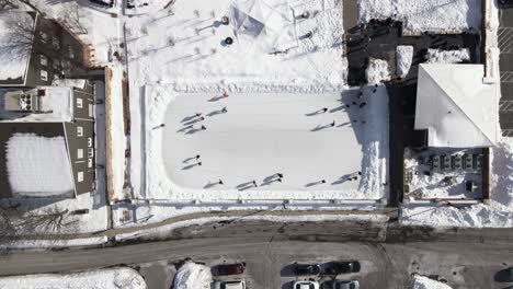 Umkreisende-Schlittschuhläufer-In-Den-Gärten-Von-Pillar-Und-Post-Niagara-Ontario---Antenne