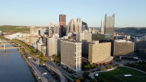 Vista-Aérea-De-Drones-De-La-Arquitectura-De-La-Ciudad-Alta-En-La-Soleada-Pittsburgh,-Pennsylvania,-Estados-Unidos