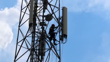 Hombre-Aflojando-La-Antena-De-La-Torre-Celular-Para-Actualizar-01