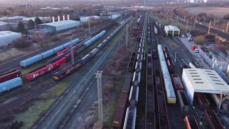 Vista-Aérea-Sobre-Las-Vías-Largas-Del-Patio-Del-Tren-Y-Las-Líneas-Ferroviarias-Cisterna-De-Transporte-De-Mercancías-En-órbita-Inversa-A-La-Derecha