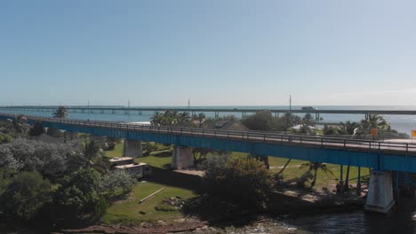 Viejo-Puente-De-Siete-Millas-Reabierto-Llave-De-Paloma-Las-Llaves-Florida-Autopista-En-El-Extranjero-Destino-De-Vacaciones-Tropicales-Revelación-De-Dron-Aéreo