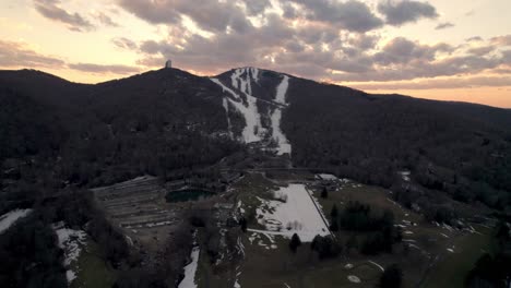 Empuje-Aéreo-A-La-Estación-De-Esquí-De-Sugar-Mountain-Al-Atardecer