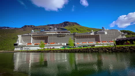 Tiro-De-Lapso-De-Tiempo-Del-Turista-Entrando-Y-Saliendo-Del-Crucero-Msc-En-El-Puerto-De-Flam-En-Noruega---Plano-General