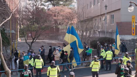 Manifestantes-Ucranianos-Marchan-Contra-La-Invasión-Rusa-De-Ucrania-En-Seúl-Caminando-Con-Banderas-Y-Carteles-Hacia-La-Embajada-Rusa