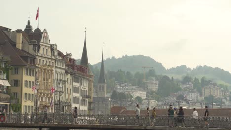 Rathaussteg-Fussgängerbrücke-über-Die-Reuss-In-Luzern,-Schweiz