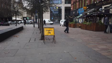 Un-Joven-Se-Pone-Una-Máscara-Y-Se-Dirige-Al-Restaurante