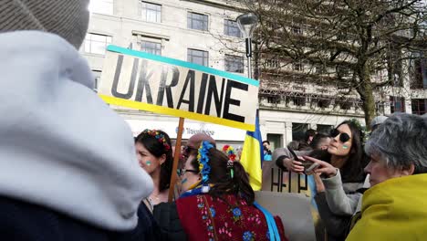 Menge-Patriotischer-Anti-Kriegs-Protest-Anhänger-In-Manchester-City