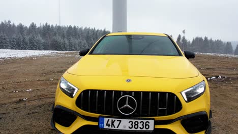 Vídeo-En-Cámara-Lenta-Amarillo-Mercedes-Benz-Conducción-De-Automóviles---Toma-Aérea-Suave