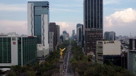 ángel-De-La-Independencia-Frente-Al-Paseo-De-La-Reforma,-Visto-Desde-Atrás,-Ciudad-De-México