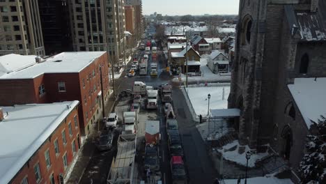 Drohnenaufnahme-Vieler-Protestierender-Lkw-Fahrer-Des-Freiheitskonvois-Im-Stillstand-Auf-Der-Nepean-Street-In-Der-Innenstadt-Von-Ottawa-City,-Kanada