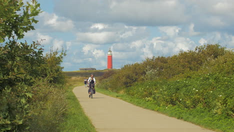 Ein-Fahrradweg-In-Den-Dünen