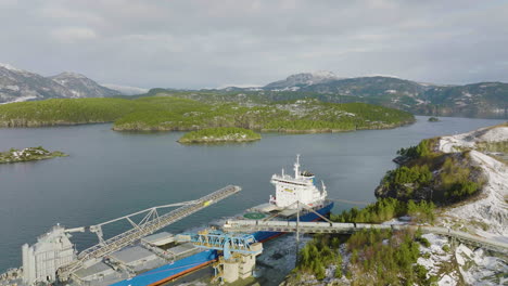 Vista-Panorámica-De-Las-Montañas-Y-Las-Islas-Costeras-De-Noruega---Toma-Aérea