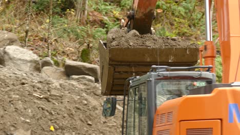 Cargadoras-Retroexcavadoras-Trabajando-En-Un-Sitio-De-Deslizamiento-De-Tierra-Cerca-De-La-Autopista