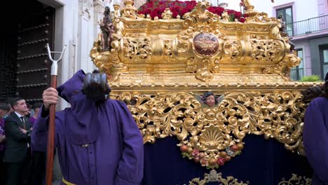 Los-Penitentes-Llevan-La-Imagen-De-Jesucristo-Durante-Las-Celebraciones-De-La-Semana-Santa-En-Cádiz-España