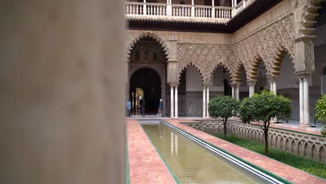 Schöner-Innenhof-Von-Alcazar-In-Sevilla,-Spanien