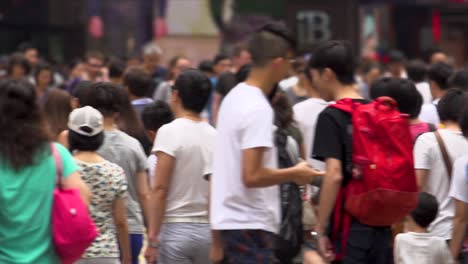 Gente-Asiática-Reunida-En-La-Calle-Del-Mercado-En-El-Centro-De-La-Ciudad