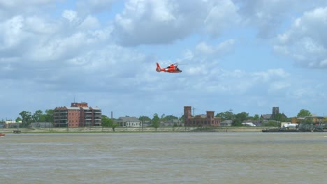 Küstenwache-Der-Vereinigten-Staaten,-Die-Manöver-Am-Mississippi-In-New-Orleans-Durchführt