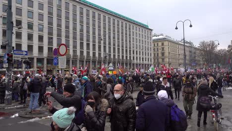 Mucha-Gente-Se-Reunió-En-El-Primer-Distrito-De-Viena-Contra-Las-Medidas-De-La-Corona