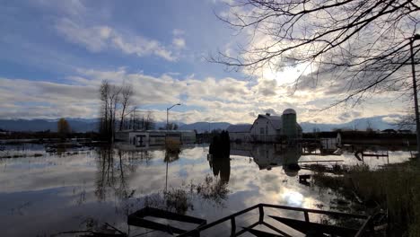 Un-Tiro-Devastador-De-La-Granja-Baja-Y-La-Tierra-Circundante-Completamente-Sumergida-Bajo-El-Agua,-Las-Fuertes-Lluvias-Han-Causado-Inundaciones-A-Lo-Largo-Del-Valle-Del-Río-Fraser-En-Abbotsford,-Columbia,-Canadá