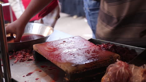 Un-Vendedor-Ambulante-De-Comida-Cortando-Carne