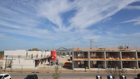 Bewegender-Zeitraffer-Der-Arbeiten-Am-Immobilienprojekt-Puur21-Wohnungsbaustelle-Stadtentwicklungsplan-Noorderhaven-Nachbarschaft-Vor-Blauem-Himmel-Mit-Wolkenbildung