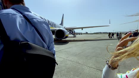 Menschen-Mit-Gesichtsmasken-Stehen-In-Der-Schlange,-Um-Das-Ryanair-flugzeug-In-Porto,-Portugal,-Zu-Besteigen