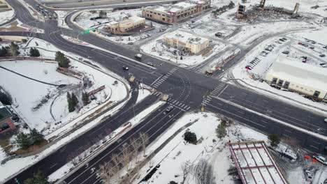 Vista-Aérea-De-Drones-De-La-Intersección-Del-área-Comercial-Cubierta-De-Nieve-En-El-Condado-De-Boulder-De-Colorado-Superior,-Ee.uu.-Después-Del-Desastre-Del-Incendio-Forestal-Marshall