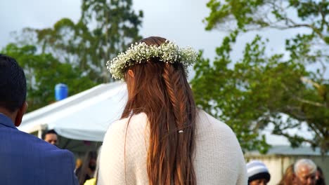 San-Ramon,-Costa-Rica---19-De-Marzo-De-2022:-La-Novia,-Baleada-Por-Detrás,-En-El-Día-De-Su-Boda,-Con-Una-Guirnalda-De-Flores,-Junto-Con-Los-Invitados