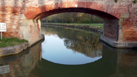 Fliegen-Sie-Unter-Der-Brücke-&quot;Mange-Pommes&quot;-über-Den-Berühmten-&quot;Canal-Du-Midi&quot;.