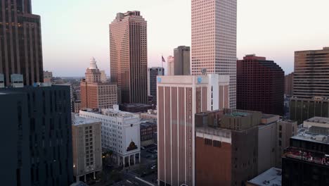 Luftaufnahme-Inmitten-Von-Wolkenkratzern,-Sonniger-Abend-In-New-Orleans,-USA---Aufsteigend,-Drohnenaufnahme