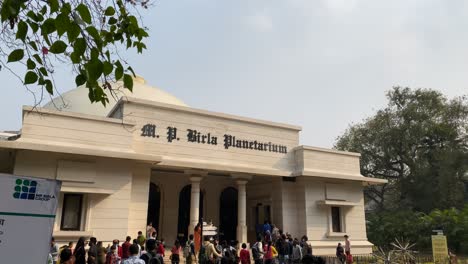 Lapso-De-Tiempo,-Hiperlapso-Del-Museo-Astronómico-Del-Planetario-Birla,-Un-Hito-Notable-De-La-Ciudad-Con-Gente-En-Cola-El-Fin-De-Semana-Por-La-Noche-En-Kolkata,-India