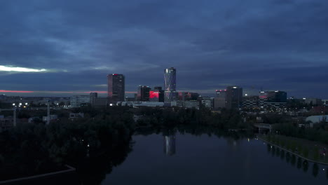 Vista-Aérea-Del-Distrito-De-Edificios-De-Oficinas-Del-Horizonte-De-La-Ciudad-Al-Atardecer-Bucarest,-Rumania