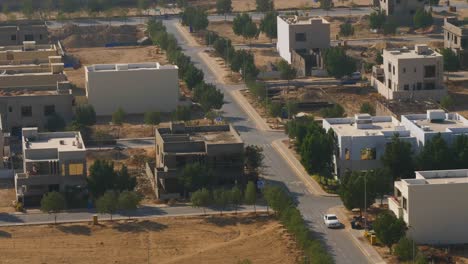 Zona-Tranquila-De-La-Ciudad-De-Bahria-En-Karachi-Mostrando-Carreteras-Y-Casas