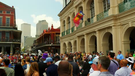 Multitud-Viendo-Músicos-Callejeros-Realizar-Jackson-Square-New-Orleans