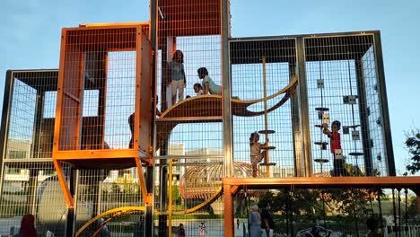 Moderner-Kinderspielplatz-Im-Freien-Im-öffentlichen-Park