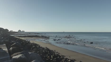 New-Plymouth-Costal-Walkway,-Schwarzer-Sandstrand,-Taranaki-Neuseeland-Tourismus