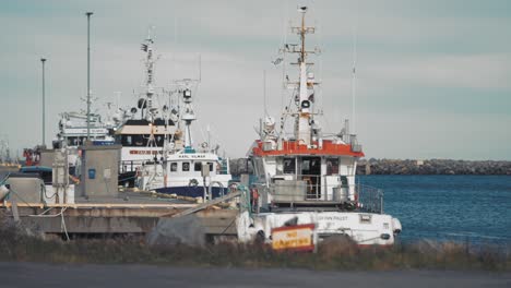 Barcos-Atracados-En-El-Puerto-De-Andoya