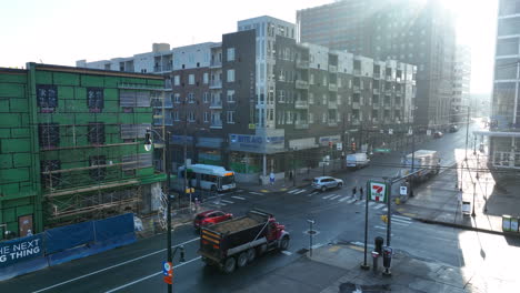 Establishing-shot-of-busy-city-street-in-America